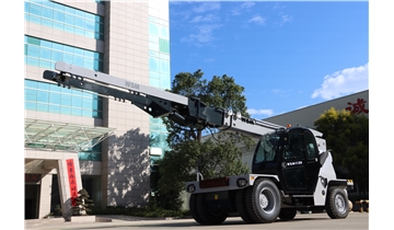 伸縮臂吊裝車廠家：如何甄選您的高空作業(yè)合作伙伴？